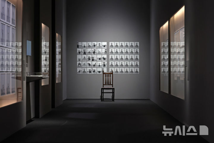 [서울=뉴시스] 박진희 기자 = 국립현대미술관은 18일 서울 종로구 국립현대미술관에서 '이것은 개념미술이 (아니)다' 전시 기자간담회를 갖고 이교준 작가의 작품 '무제'(가운데)를 선보이고 있다. 2026.06.18. pak7130@newsis.com