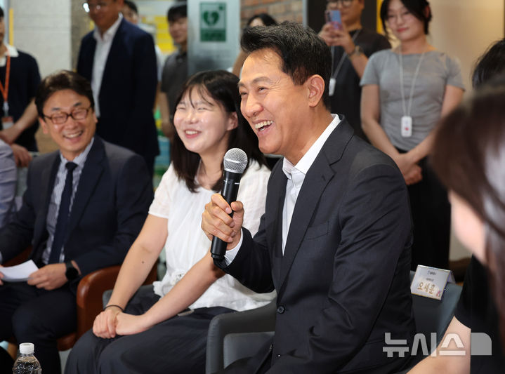 [서울=뉴시스] 배훈식 기자 = 오세훈 서울시장이 18일 오후 서울 성동구 링키지랩에서 열린 서울영커리언스 인턴십 현장소통 간담회에서 발언하고 있다. 2026.06.18. dahora83@newsis.com