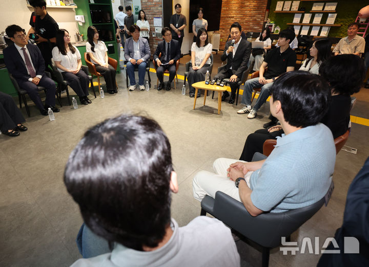 [서울=뉴시스] 배훈식 기자 = 오세훈 서울시장이 18일 오후 서울 성동구 링키지랩에서 서울영커리언스 인턴십 현장소통 간담회를 하고 있다. 2026.06.18. dahora83@newsis.com