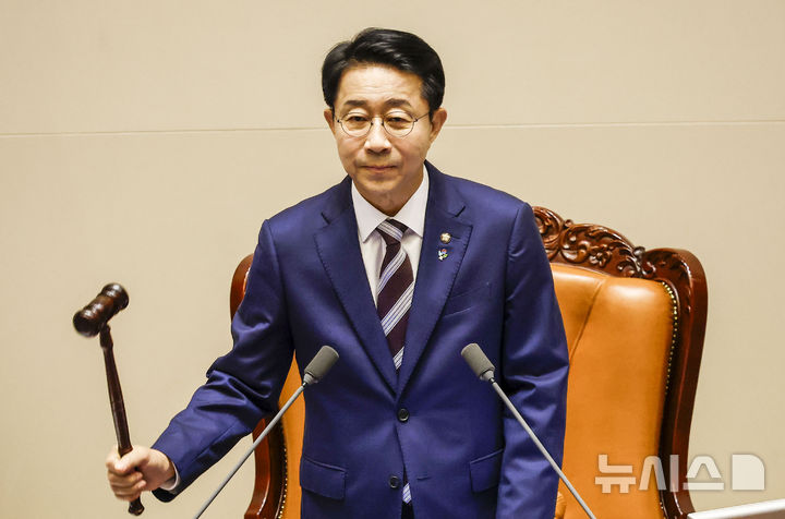 [서울=뉴시스] 정병혁 기자 = 조정식 국회의장이 지난 18일 서울 여의도 국회에서 열린 제436회 국회(임시회) 제3차 본회의에서 의사봉을 두드리고 있다. 2026.06.18. jhope@newsis.com