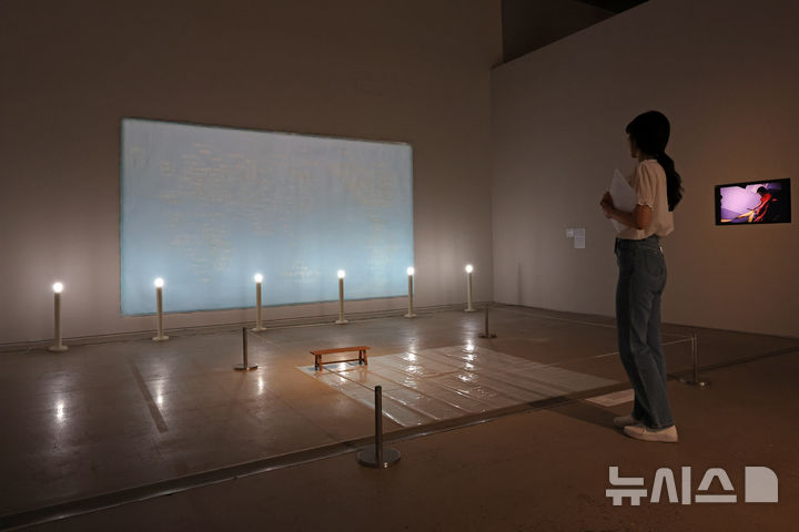 [서울=뉴시스] 박진희 기자 = 국립현대미술관은 18일 서울 종로구 국립현대미술관에서 '이것은 개념미술이 (아니)다' 전시 기자간담회를 갖고 박이소 작가의 작품 '드넓은 세상' 등을 선보이고 있다. 2026.06.18. pak7130@newsis.com
