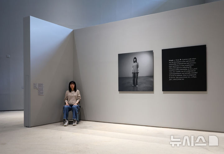 [서울=뉴시스] 박진희 기자 = 국립현대미술관은 18일 서울 종로구 국립현대미술관에서 '이것은 개념미술이 (아니)다' 전시 기자간담회를 갖고 김홍석 작가의 작품 '하나이자 셋인 친구'를 선보이고 있다. 2026.06.18. pak7130@newsis.com