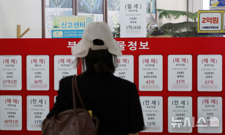 [서울=뉴시스] 이영환 기자 = 지난 18일 서울 시내의 부동산 중개업소에 매물 정보가 표시되어 있다. 2026.06.18. 20hwan@newsis.com