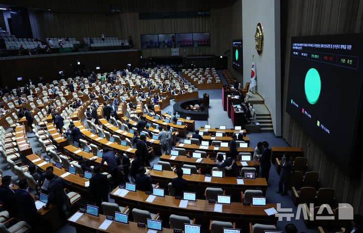[서울=뉴시스] 최진석 기자 = 18일 여의도 국회에서 열린 제436회국회(임시회) 제3차 본회의에서 제9회 전국동시지방선거 투표용지 부족사태 등 국민참정권 침해 진상규명 및 선거관리 개혁을 위한 국정조사계획서 승인의 건이 처리되고 있다. 2026.06.18. myjs@newsis.com