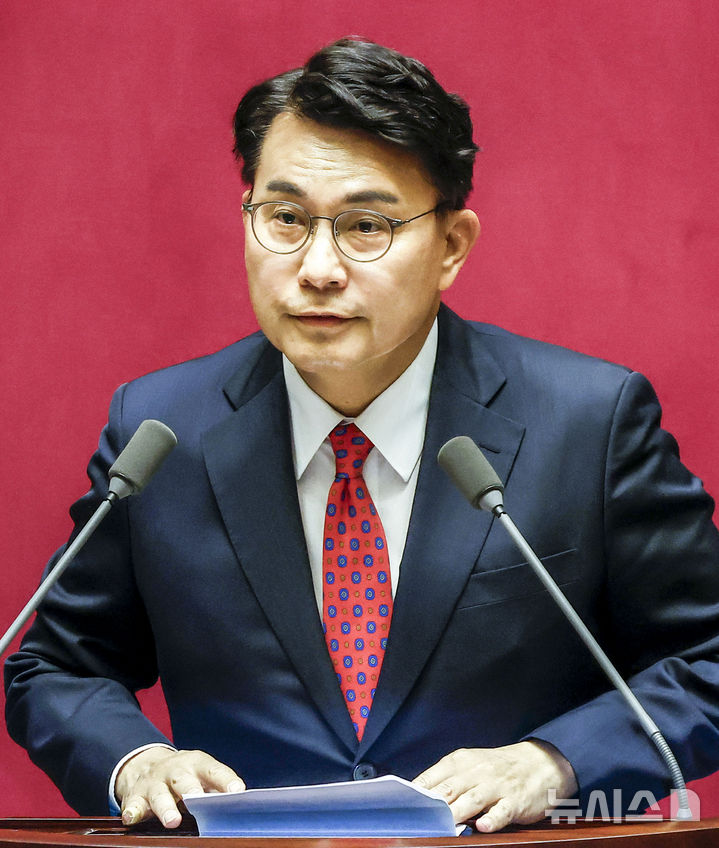 [서울=뉴시스] 정병혁 기자 = 윤상현 지방선거 국조특위 위원장이 18일 서울 여의도 국회에서 열린 제436회 국회(임시회) 제3차 본회의에서 제9회 전국동시지방선거 투표용지 부족사태 등 국민참정권 침해 진상규명 및 선거관리 개혁을 위한 국정조사계획서 승인의 건에 대한 설명을 하고 있다. 2026.06.18. jhope@newsis.com