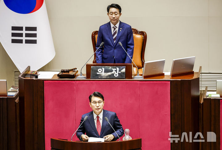 [서울=뉴시스] 정병혁 기자 = 윤상현 지방선거 국조특위 위원장이 18일 서울 여의도 국회에서 열린 제436회 국회(임시회) 제3차 본회의에서 제9회 전국동시지방선거 투표용지 부족사태 등 국민참정권 침해 진상규명 및 선거관리 개혁을 위한 국정조사계획서 승인의 건에 대한 설명을 하고 있다. 2026.06.18. jhope@newsis.com