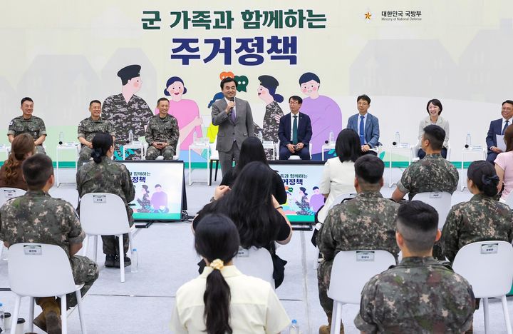 [서울=뉴시스] 안규백 국방부 장관이 18일 육군 제15사단에서 군인 및 군 가족들과 간담회를 하고 있다. (사진=국방부 제공) 2026.06.18. photo@newsis.com *재판매 및 DB 금지
