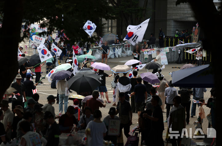 [서울=뉴시스] 조성우 기자 = 지난 18일 오후 6.3 지방선거 투표용지 부족 사태를 규탄하는 시위가 14일째 열리고 있는 서울 송파구 올림픽공원 핸드볼경기장 앞에서 시위 참가자들이 규탄 구호를 외치고 있다. 2026.06.18. xconfind@newsis.com