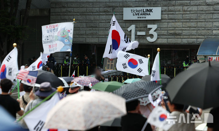[서울=뉴시스] 조성우 기자 = 18일 오후 6.3 지방선거 투표용지 부족 사태를 규탄하는 시위가 14일째 열리고 있는 서울 송파구 올림픽공원 핸드볼경기장 앞에서 시위 참가자들이 규탄 구호를 외치고 있다. 2026.06.18. xconfind@newsis.com