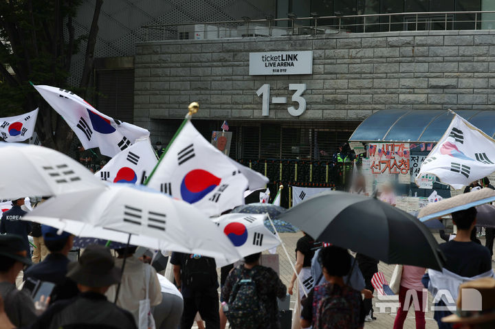 [서울=뉴시스] 조성우 기자 = 지난 18일 오후 6.3 지방선거 투표용지 부족 사태를 규탄하는 시위가 14일째 열리고 있는 서울 송파구 올림픽공원 핸드볼경기장 앞에서 시위 참가자들이 규탄 구호를 외치고 있다. 2026.06.18. xconfind@newsis.com
