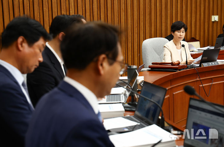 [서울=뉴시스] 김근수 기자 = 백헤련 인사청문특별위원회 위원장이 18일 오후 제436회 국회(임시회) 제01차 국무총리(한성숙) 임명동의에 관한 인사청문특별위원회에서 회의를 주재하고 있다. 2026.06.18. ks@newsis.com