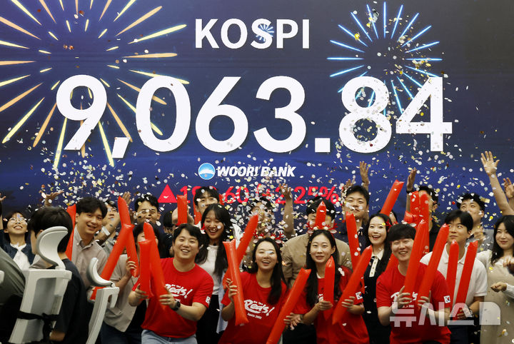 [서울=뉴시스] 김혜진 기자 = 코스피가 전 거래일(8864.24)보다 199.60포인트(2.25%) 오른 9063.84에 마감한 지난 18일 오후 서울 중구 우리은행 딜링룸 전광판에 지수가 표시 되고 있다.&nbsp; 코스닥 지수는 전 거래일(1031.96)보다 31.03포인트(3.01%) 하락한 1000.93에 거래를 마쳤다. 원·달러 환율은 전 거래일(1513.4원)보다 13.7원 오른 1527.1원에 주간 거래를 마감했다. 2026.06.18. jini@newsis.com