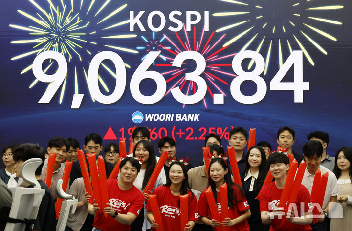 [서울=뉴시스] 김혜진 기자 = 코스피가 전 거래일(8864.24)보다 199.60포인트(2.25%) 오른 9063.84에 마감한 지난 18일 오후 서울 중구 우리은행 딜링룸 전광판에 지수가 표시 되고 있다.   코스닥 지수는 전 거래일(1031.96)보다 31.03포인트(3.01%) 하락한 1000.93에 거래를 마쳤다. 원·달러 환율은 전 거래일(1513.4원)보다 13.7원 오른 1527.1원에 주간 거래를 마감했다. 2026.06.18. jini@newsis.com