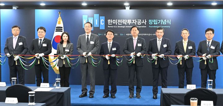 [서울=뉴시스] 구윤철 부총리 겸 재정경제부 장관이 18일 세종시에서 열린 '한미전략투자공사 창립행사'에 참석해 참석자들과 테이프 커팅을 하고 있다.왼쪽부터 이승원 세종시 경제부시장, 문신학 산업통상부 1차관, 김진아 외교부 2차관, 이형일 재경부 1차관, 박종원 한미투자전략공사 사장, 구 부총리, 제임스 김 암참 회장, 황기연 한국수출입은행장, 박일영 한국투자공사 사장. (사진=재정경제부 제공) 2026.06.18. photo@newsis.com *재판매 및 DB 금지