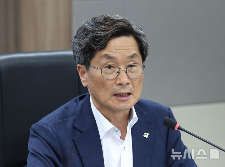 [서울=뉴시스] 조수정 기자 = 정일연 국민권익위원회 위원장이 18일 오후 서울 종로구 정부서울청사에서 열린 국민권익위원회와 금융감독원의 금융분야 국민고충 해소 및 권익 개선을 위한 업무협약(MOU) 체결식에서 인사말 하고 있다. 2026.06.18. chocrystal@newsis.com