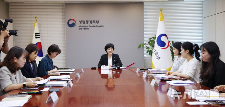 [서울=뉴시스] 조수정 기자 = 원민경 성평등가족부 장관이 지난 6월 18일 오후 서울 종로구 정부서울청사에서 위기청소년 지원 강화 방안 논의 등 현장소통 간담회를 주재하고 있다. 2026.06.18. chocrystal@newsis.com