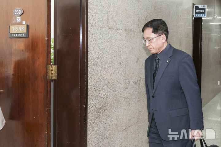 [서울=뉴시스] 정병혁 기자 = 강동완 중앙선거관리위원회 사무총장 직무대리가 18일 서울 여의도 국회에서 정점식 국민의힘 원내대표를 만나기 위해 이동하고 있다. 2026.06.18. jhope@newsis.com