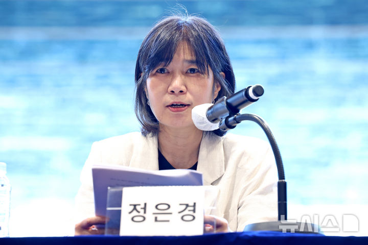 [서울=뉴시스] 박진희 기자 = 정은경(중앙대 교수) '2026 탄생 100주년 문학인 기념문학제' 기획위원장이 18일 서울 종로구 교보빌딩 대산홀에서 '2026 탄생 100주년 문학인 기념문학제' 기념식 참석하여 총론을 발표하고 있다. 2026.06.18. pak7130@newsis.com