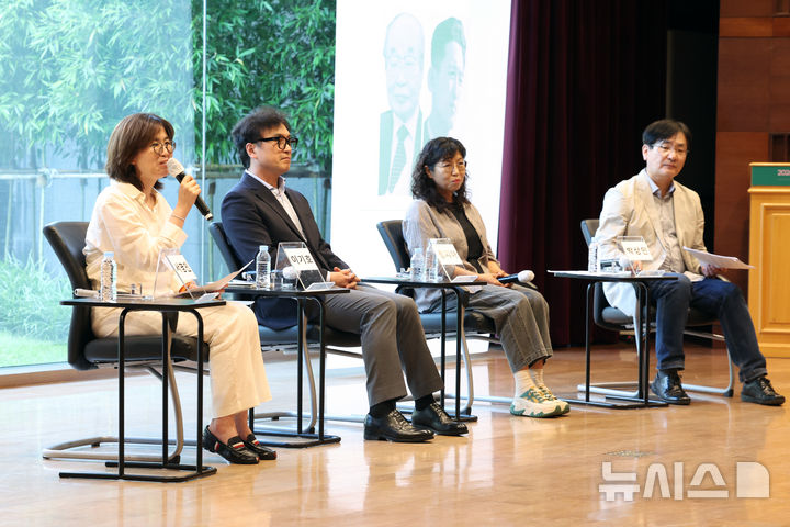 [서울=뉴시스] 박진희 기자 = 서영인(왼쪽부터) 평론가, 이기호 소설가, 정지아 소설가, 박상민 경남대 교수가 18일 서울 종로구 교보빌딩 대산홀에서 '2026 탄생 100주년 문학인 기념문학제' 대상 작가 '박경리' 문학정담을 하고 있다. 2026.06.00. pak7130@newsis.com