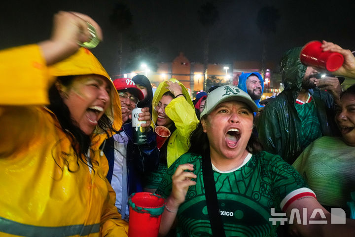 [멕시코시티=AP/뉴시스] 멕시코와 한국의 2026 국제축구연맹(FIFA) 북중미 월드컵 조별리그 A조 2차전에서 멕시코의 루이스 로모가 득점하자 팬들이 환호하고 있다. 2026.06.18.