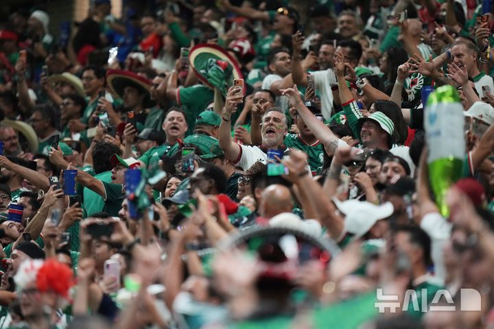 [사포판=AP/뉴시스] 멕시코 축구 대표팀을 응원하는 관중. 2026.06.19