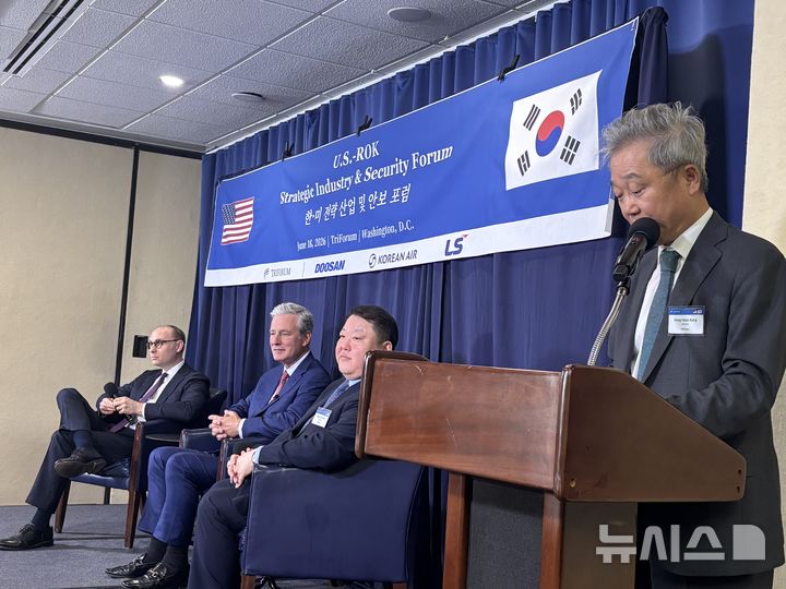 [워싱턴=뉴시스]이윤희 특파원 = 18일(현지 시간) 미국 워싱턴DC 내셔널프레스빌딩에서 트라이포럼이 개최한 '한미 전략산업 및 안보포럼'에서 강석훈 회장(전 산업은행장)이 개회사를 하고 있다. 2026.06.19.