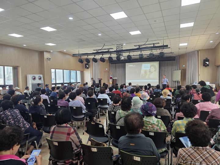 [거제=뉴시스] 신정철 기자 = 거제경찰서는 지난 18일, 거제시 옥포동 소재 옥포종합사회복지관을 방문하여 '찾아가는 보이스피싱 예방홍보활동'을 실시했다. 사진은 거제경찰서 형사과와 옥포지구대가 옥포종합사회복지관 노인대학 어르신 200여 명을 대상으로 예방홍보 활동을 실시하고 있다.(사진=거제서 제공).2026.06.19. photo@newsis.com *재판매 및 DB 금지