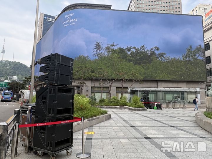 [서울=뉴시스] 권민지 기자 = 19일 오전 7시 신세계백화점 본점 앞. 월드컵 국가대표팀 경기 생중계와 응원전을 위한 음향기기가 준비돼 있다. 2026.06.19. ming@newsis.com