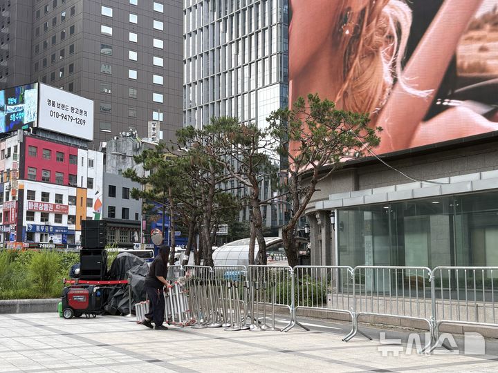 [서울=뉴시스] 권민지 기자 = 19일 오전 7시 신세계백화점 본점 앞. 현장 관계자가 월드컵 국가대표팀 경기 생중계와 응원전을 위한 장비를 점검하고 있다. 2026.06.19. ming@newsis.com