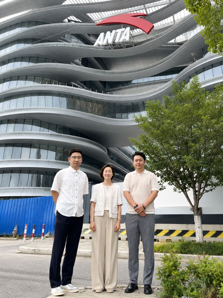 [서울=뉴시스] 형지I&C와 중한기업진출지원협회 MOU가 진행된 지난 18일 상하이에서 최혜원 형지I&C 대표(가운데)와 중한기업진출지원협회의 마코왕 부회장과 이창규 사무총장의 모습 (사진=형지I&C 제공) *재판매 및 DB 금지