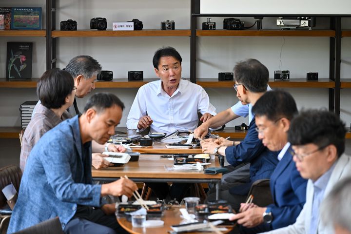 [영주=뉴시스] 황병직 영주시장 당선인과 인수위원들이 점심시간을 쪼개 회의를 하고 있다. (사진=영주시장직 인수위 제공) 2026.06.19. photo@newsis.com *재판매 및 DB 금지