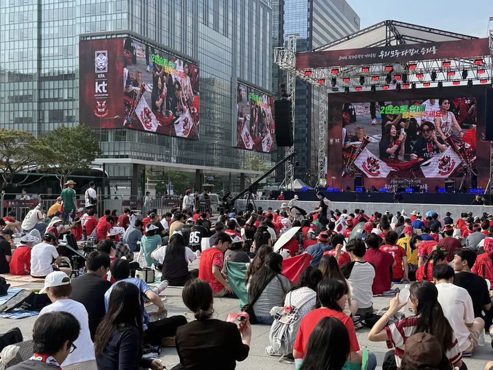 [서울=뉴시스] 조서영 인턴기자 = 한국 축구대표팀의 2026 북중미 월드컵 조별리그 2차전 멕시코전을 앞둔 20일 오전 서울 광화문광장 거리응원장에서 시민들이 응원전을 준비하고 있다. 2026.06.19. photo@newsis.com *재판매 및 DB 금지