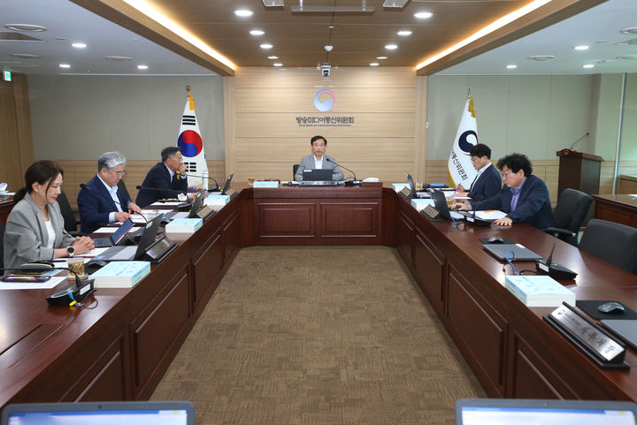 [서울=뉴시스] 김종철 방송미디어통신위원장(가운데)이 지난 18일 정부과천청사에서 '2026년 제18차 전체회의'를 진행하고 있다. (사진=방미통위 제공) 2026.06.18. photo@newsis.com *재판매 및 DB 금지