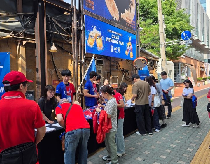 [서울=뉴시스] 경기 시작 시간인 오전 10시 전부터 축구 팬들이 현장에 모여 입장 안내를 받고 있다. 2026.06.19. kimsy@newsis.com *재판매 및 DB 금지