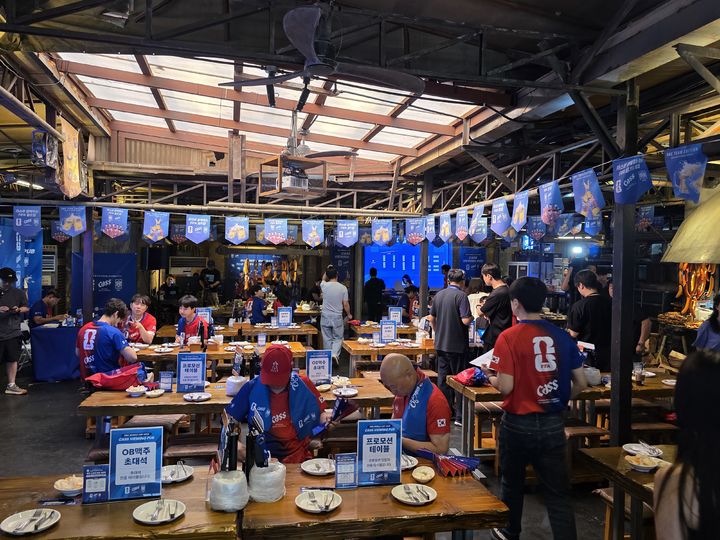 [서울=뉴시스] FIFA 월드컵 2026 공식 스폰서 카스가 대한민국 축구 국가대표팀의 멕시코전 경기에 맞춰 달맞이광장바베큐 성수점에서 '카스 뷰잉펍'을 운영한다. 2026.06.19. kimsy@newsis.com *재판매 및 DB 금지