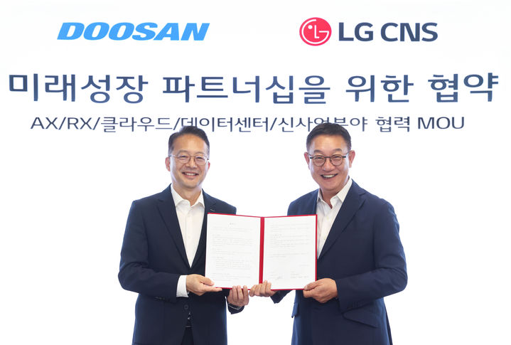 [서울=뉴시스] 유승우 ㈜두산 사장(왼쪽)과 현신균 LG CNS 사장이 18일 서울 마곡동 LG사이언스파크에서 기념 촬영하는 모습. (사진=두산) 2026.06.19 photo@newsis.com *재판매 및 DB 금지 *재판매 및 DB 금지