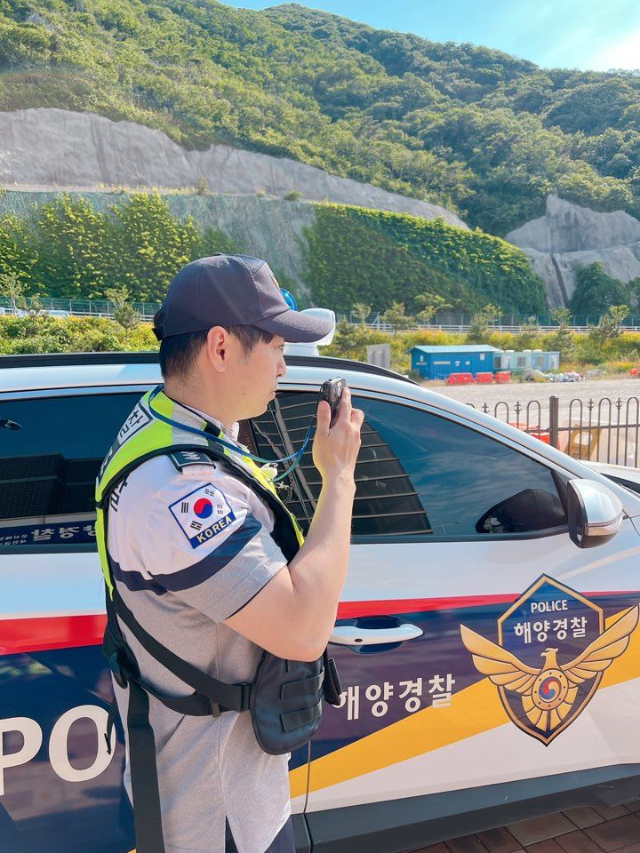 재난안전통신망으로 교신하는 해경(사진=군산해경 제공) *재판매 및 DB 금지