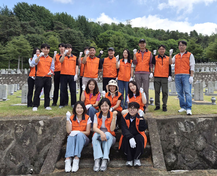 [서울=뉴시스] 미래에셋생명 봉사단이 6월 호국보훈의 달을 맞아 서울 동작구 국립서울현충원에서 태극기 꽂기 및 헌화 활동을 진행하고 기념촬영을 하고 있다. (사진= 미래에셋생명 제공) 2026.06.19. photo@newsis.com *재판매 및 DB 금지