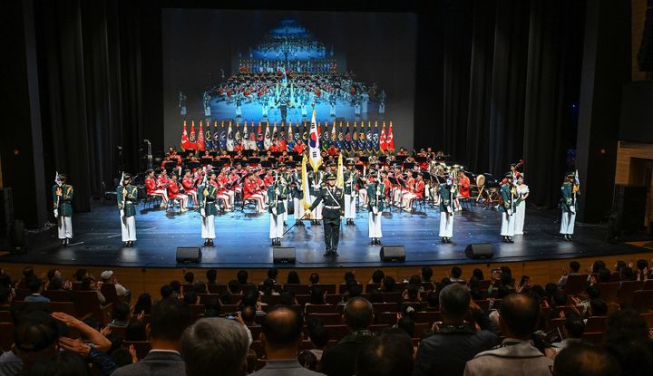 [서울=뉴시스] 육군 의장대가 18일 세종예술의전당에서 열린 '2026 대한민국 육군 호국음악회'에서 6·25전쟁 참전용사와 보훈단체회원들에게 경례를 하고 있다. (사진=육군 제공) 2026.06.19. photo@newsis.com&nbsp; *재판매 및 DB 금지