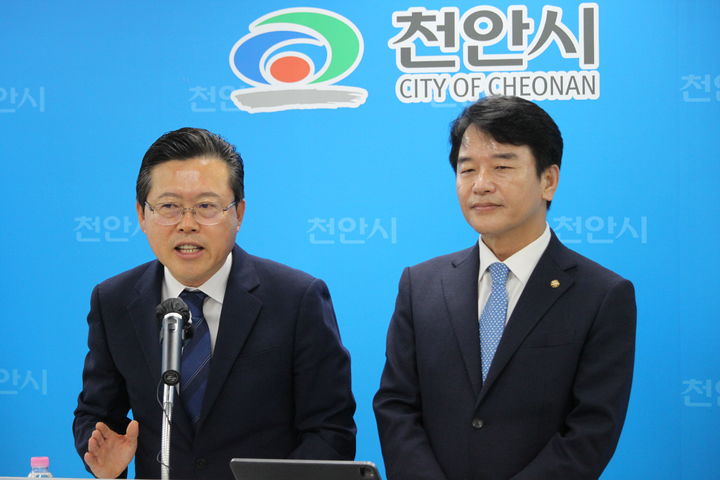 [천안=뉴시스] 최영민 기자=장기수 천안시장 당선인과 문진석 국회의원이 19일 천안시청 브리핑실에서 천안아산 AI특화 시범도시 공모사업 선정과 관련해 기자회견을 하고 있다. 2026.06.19 ymchoi@newsis.com *재판매 및 DB 금지