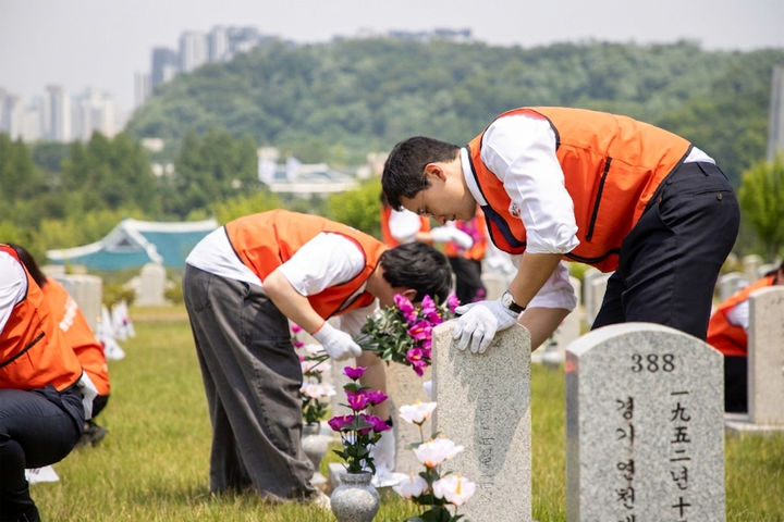 [서울=뉴시스] 호반그룹은 호국보훈의 달을 맞아 지난 18일 서울 동작구 국립서울현충원에서 묘역 정화 봉사활동을 했다고 19일 밝혔다. (사진=호반 제공) 2026.06.19. photo@newsis.com *재판매 및 DB 금지