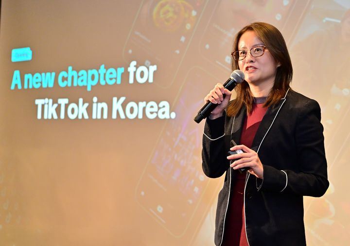 [서울=뉴시스] 틱톡은 지난 17일 서울 종로구 포시즌스 호텔에서 '틱톡 CxO 서클 2026'을 열고 국내 주요 브랜드와 에이전시 경영진에게 브랜드 마케팅 해법을 제시했다고 19일 밝혔다. 시치 우 틱톡코리아 글로벌 비즈니스 솔루션 제너럴 매니저가 발표한 모습. 2026.06.19. (사진=틱톡 제공) *재판매 및 DB 금지