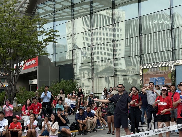 [서울=뉴시스] 권민지 기자 =신세계백화점 본점 '신세계 스퀘어'에서 생중계되는 2026 북중미 월드컵 조별리그 2차전 대한민국-멕시코전을 관람중인 시민들. 2026.06.19. ming@newsis.com