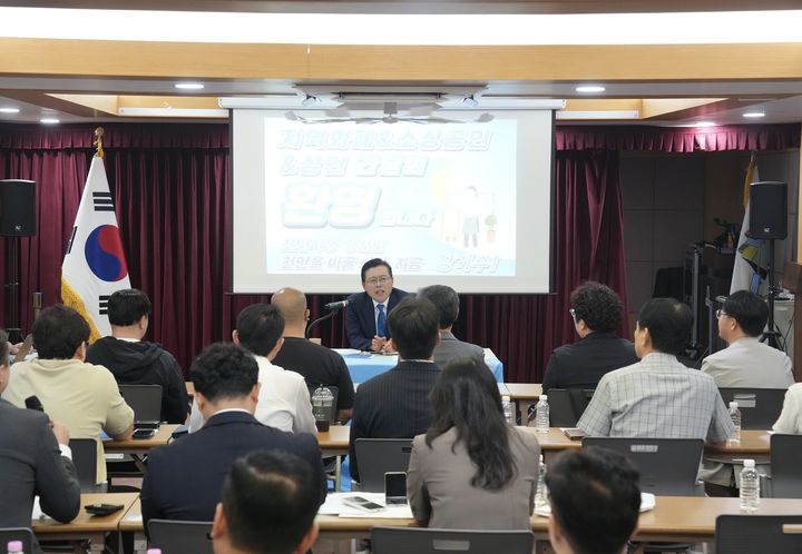 [천안=뉴시스] 장기수 천안시장 당선인이 지난 18일 지역 소상공인들과 간담회를 진행했다. (사진=천안대전환준비위원회 제공) 2026.06.19 photo@newsis.com *재판매 및 DB 금지