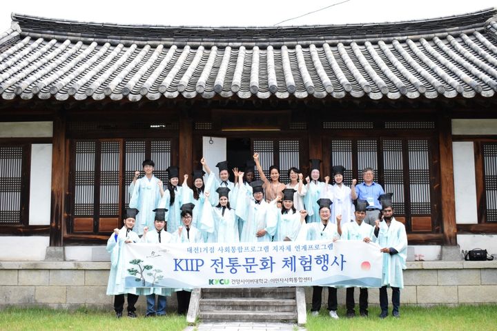 [대전=뉴시스]건양사이버대학교는 다문화한국어학과 외국인 학생들 문화체험 기념촬영. (사진=건양사이버대 제공) 2026.06.19. photo@newsis.com *재판매 및 DB 금지