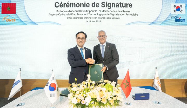 [서울=뉴시스] 지난 18일(현지 시간) 모로코 라바트에서 이용배 현대로템 대표이사 사장(왼쪽)이 모하메드 라비 클리 모로코 철도청장과 전동차 유지보수 사업에 대한 계약식을 진행한 후 기념촬영을 하고 있다. (사진=현대로템 제공) 2026.06.19 photo@newsis.com *재판매 및 DB 금지