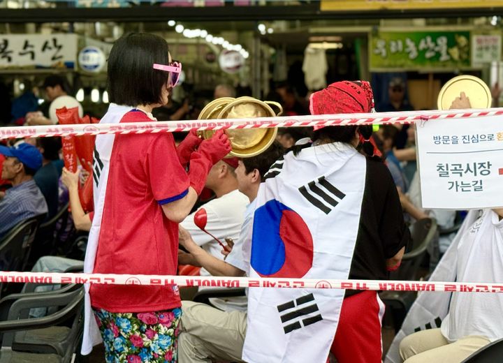[대구=뉴시스] 정재익 기자 = 2026 북중미 월드컵 조별리그 A조 한국과 멕시코의 경기가 열린 19일 대구 북구 칠곡시장에서 시민들이 대한민국을 응원하고 있다. 2026.06.19. jjikk@newsis.com *재판매 및 DB 금지