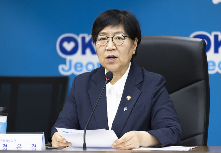 [세종=뉴시스]정은경 보건복지부 장관이 19일 전남 동부지역본부에서 개최된 '응급환자 이송체계 혁신 시범사업' 성과 및 발전 방향을 논의하기 위한 간담회에 참석했다. *재판매 및 DB 금지