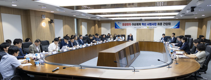 [세종=뉴시스]정은경 보건복지부 장관이 19일 전남 동부지역본부에서 개최된 '응급환자 이송체계 혁신 시범사업' 성과 및 발전 방향을 논의하기 위한 간담회에 참석했다. *재판매 및 DB 금지