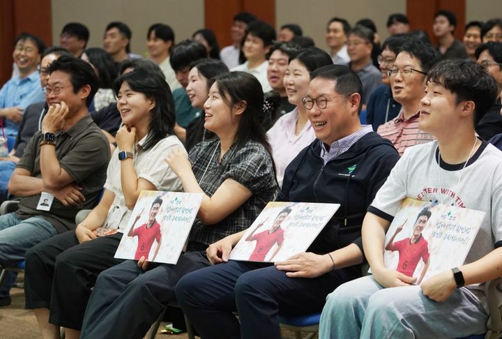 [서울=뉴시스] HS효성의 한국과 멕시코 임직원이 19일 함께 북중미 월드컵 한국과 멕시코 경기를 응원했다. 사진은 이날 서울 마포 본사 강당에서 조현상 부회장(오른쪽 둘째)과 임직원들이 함께 월드컵 응원전을 펼치는 모습. (사진=HS효성 제공) 2026.06.19 photo@newsis.com *재판매 및 DB 금지